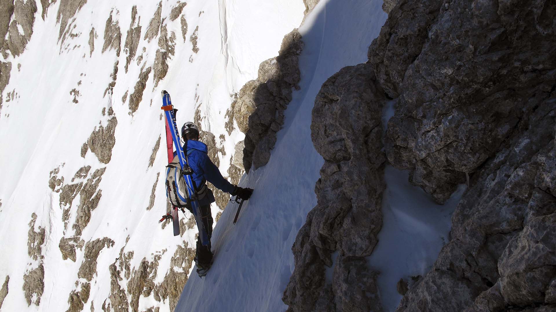 Alla ricerca di un passaggio per il canale che dia accesso alla cima (ph. Loris De Barba)